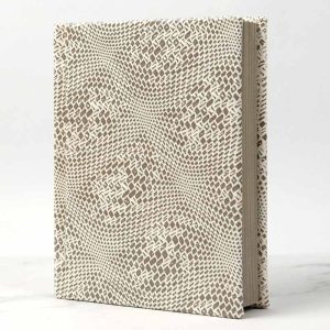 آلبوم عکس طرح پوست ماری سفید 16*21 سانتی متر_6933656a908d9.jpeg آلبوم عکس طرح پوست ماری سفید 16*21 سانتی متر