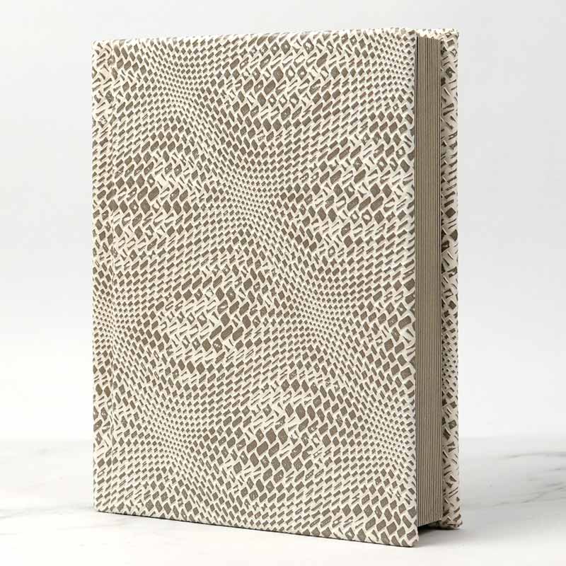 آلبوم عکس طرح پوست ماری سفید 16*21 سانتی متر