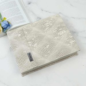 آلبوم عکس طرح پوست ماری کرم طوسی 16*21 سانتی متر_6933563f17184.jpeg آلبوم عکس طرح پوست ماری کرم طوسی 16*21 سانتی متر