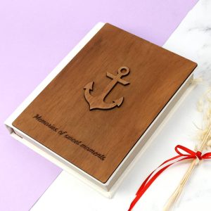 آلبوم عکس چوبی طرح لنگر قهوه ای تیره 16*21 سانتی متر_693366380c366.jpeg آلبوم عکس چوبی طرح لنگر قهوه ای تیره 16*21 سانتی متر