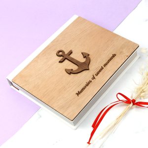 آلبوم عکس چوبی طرح لنگر قهوه ای روشن 16*21 سانتی متر_6933647b0c2af.jpeg آلبوم عکس چوبی طرح لنگر قهوه ای روشن 16*21 سانتی متر