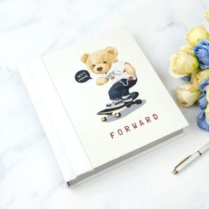 آلبوم عکس کودک طرح خرس اسکیت سوار 21*16 سانتی متر_69335bc217b09.jpeg آلبوم عکس کودک طرح خرس اسکیت سوار 21*16 سانتی متر