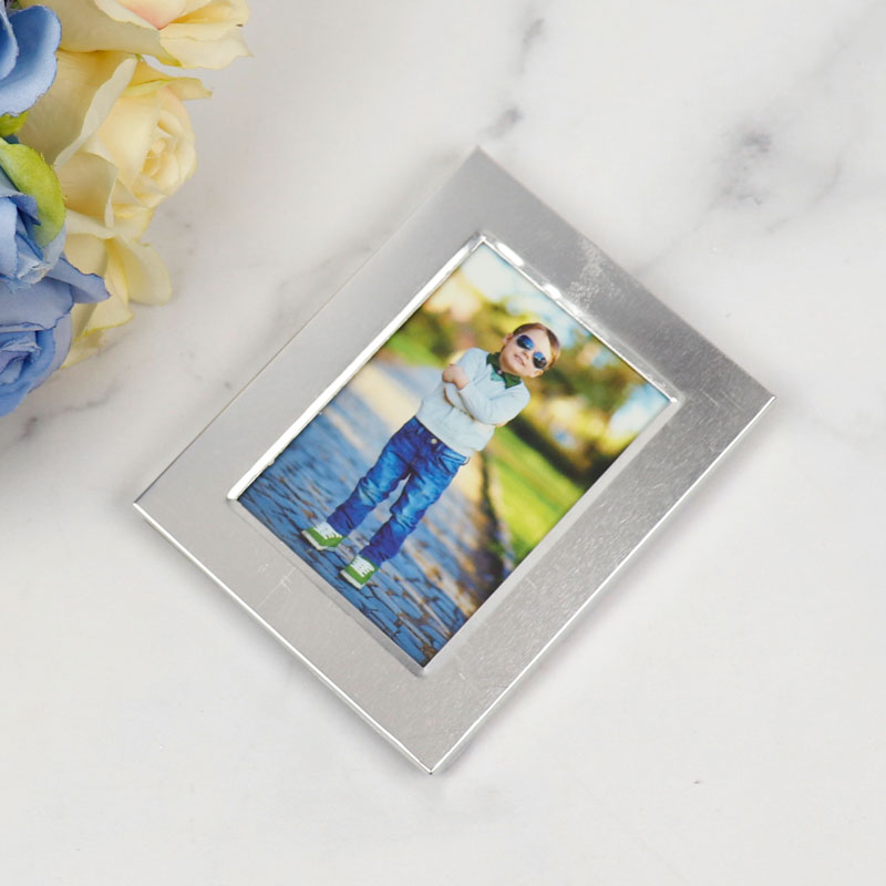 قاب عکس مگنتی نقره ای10*7 سانتی متر